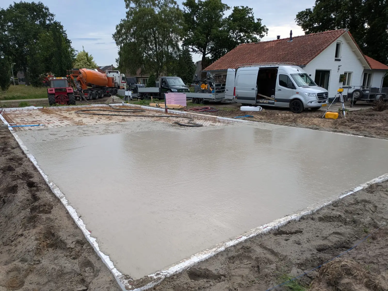 Beton wordt gestort met een betonmixer op een geisoleerde fundering