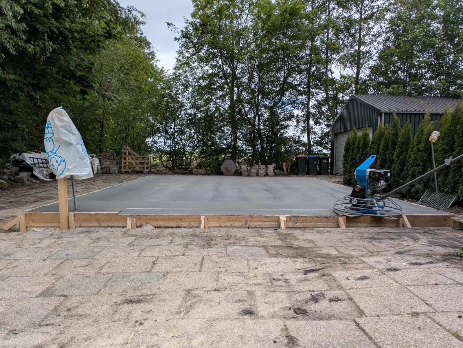 Gevlinderde betonvloer voor een bijgebouw in de tuin