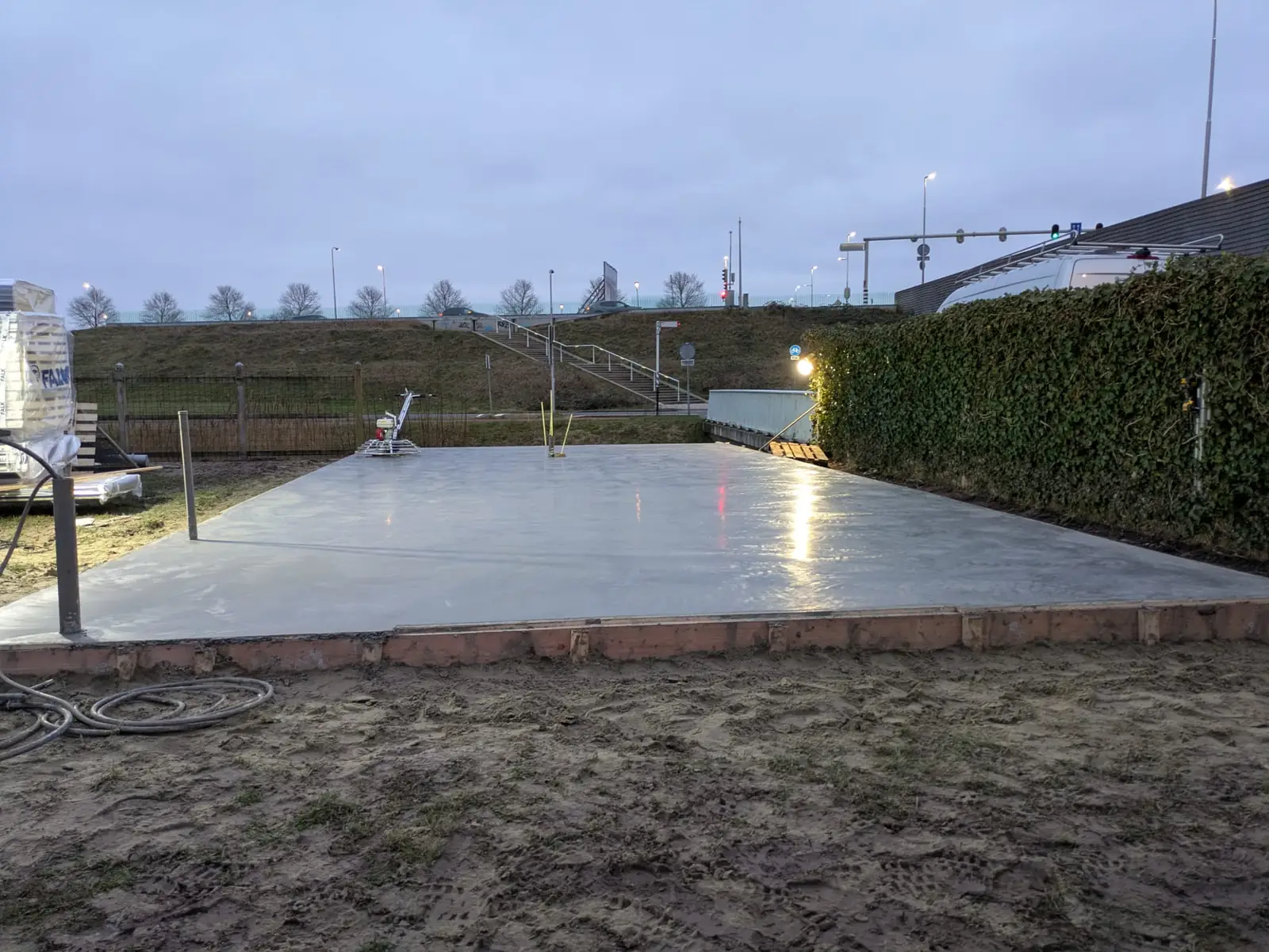 Gevlinderde betonvloer bij schemer, klaar voor oplevering
