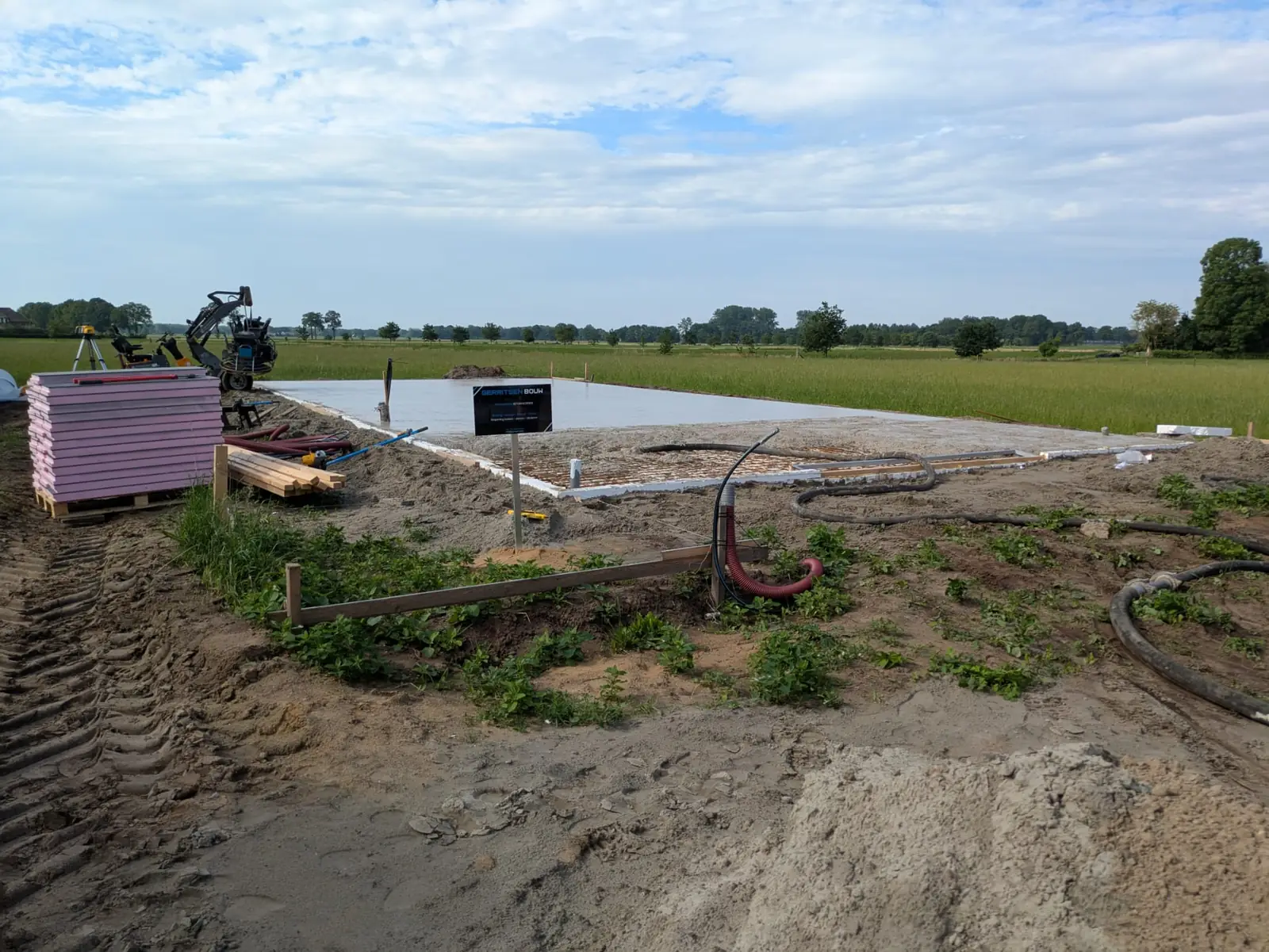 Vlindermachine naast een gestorte betonvloer voor een schuur