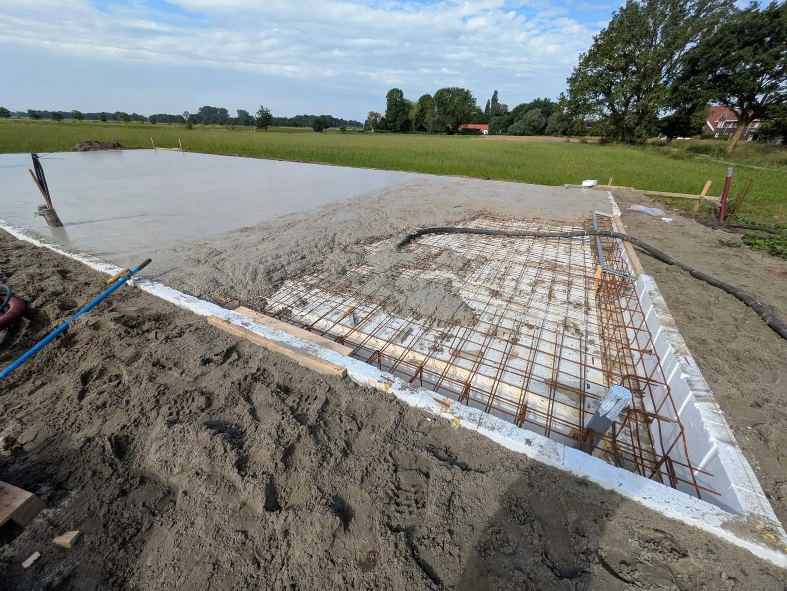 Wapening en isolatiebekisting van een fundering tijdens het storten