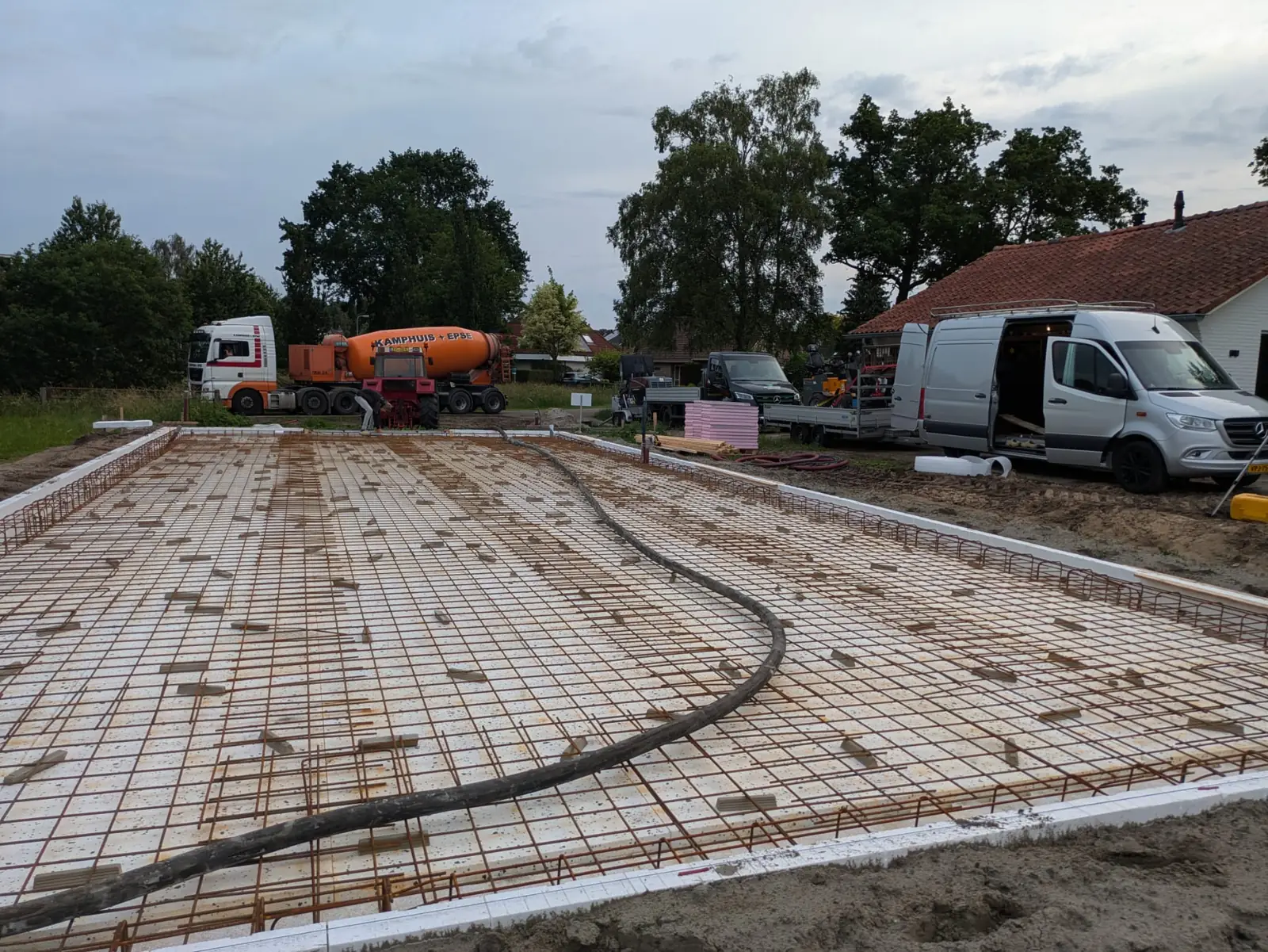 Wapeningsnetten op isolatieplaten voor een geisoleerde funderingsvloer